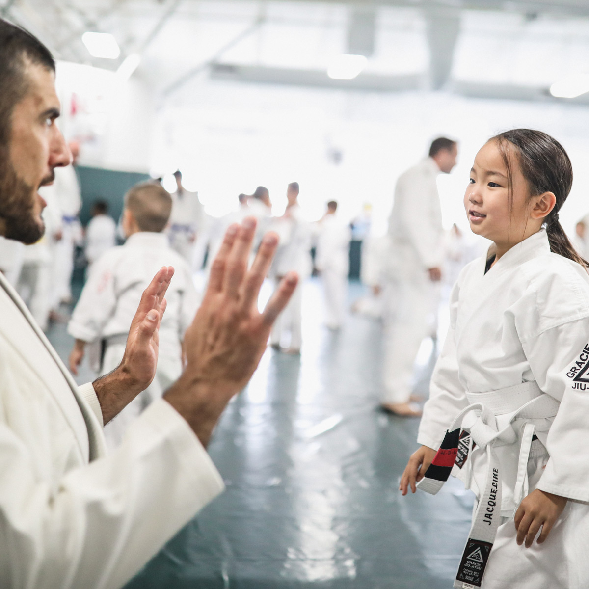 Gracie Bullyproof stärkt das Selbstvertrauen deines Kindes, sodass es sich gegen Mobbing wehren kann - ohne Gewalt.